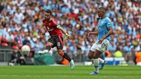 Bruno Fernandes y Manuel Akanji en el último enfrentamiento entre Manchester United y Manchester City en la Community Shield.