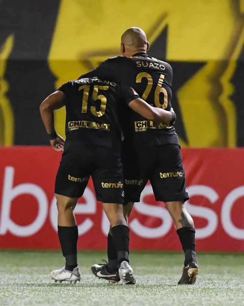 Humberto Suazo festeja junto a Martín Carreño en San Luis de Quillota. (Foto: Instagram).