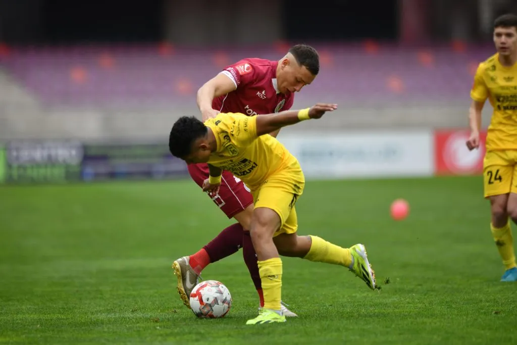 Martín Carreño en acción ante Deportes La Serena en la Primera B 2024. (Alejandro Pizarro Ubilla/Photosport).