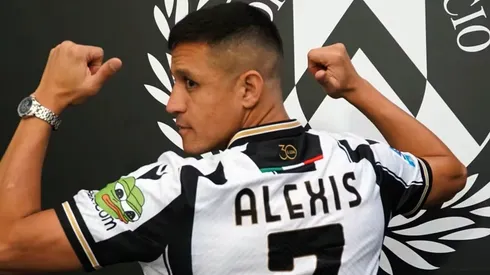 Alexis Sánchez infla la red en entrenamiento del Udinese.