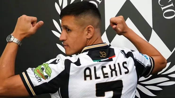 Alexis Sánchez infla la red en entrenamiento del Udinese.