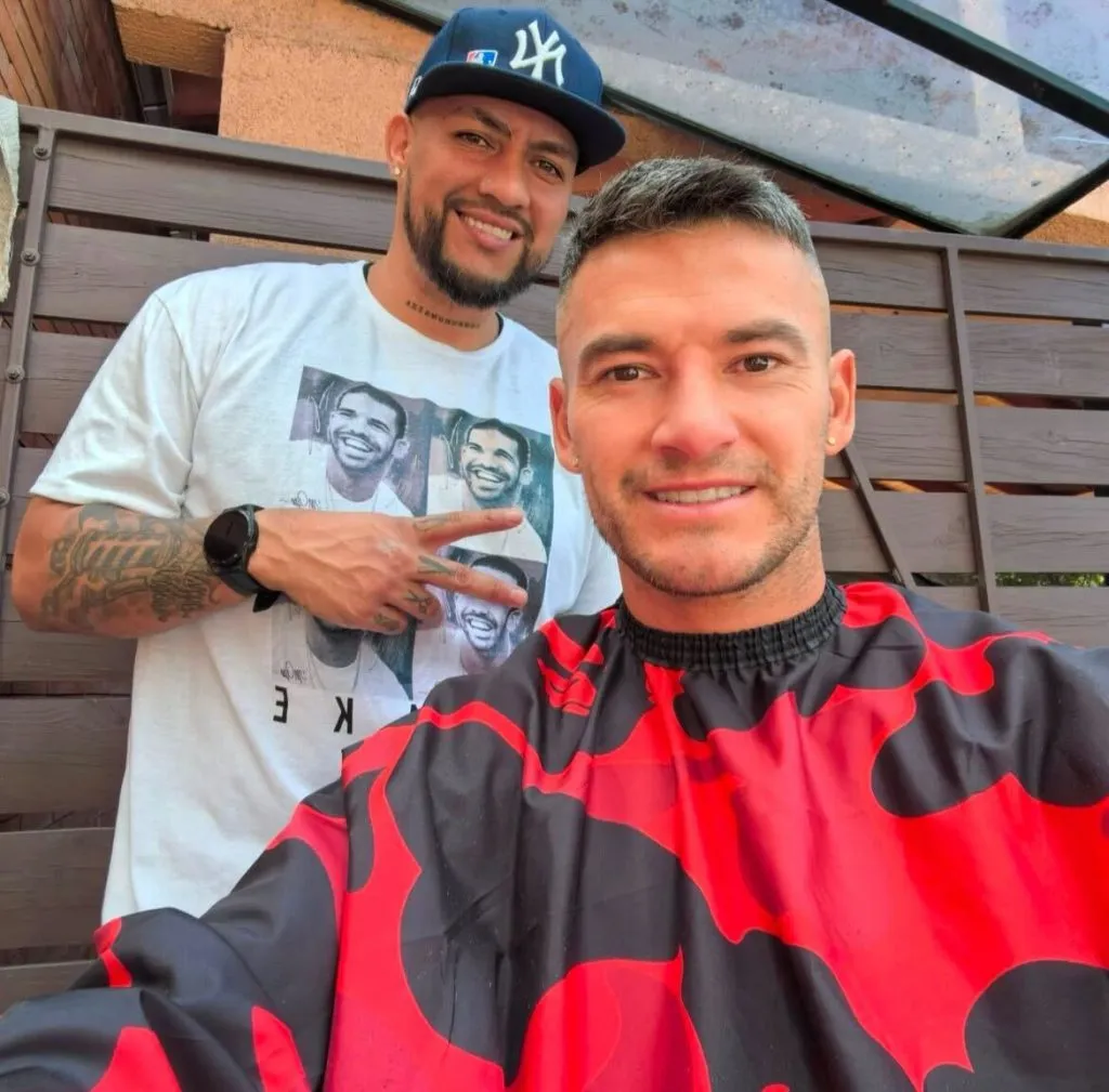 Charles Aránguiz en pleno trabajo de corte de pelo para volver en U de Chile. Foto: @aleone50cent
