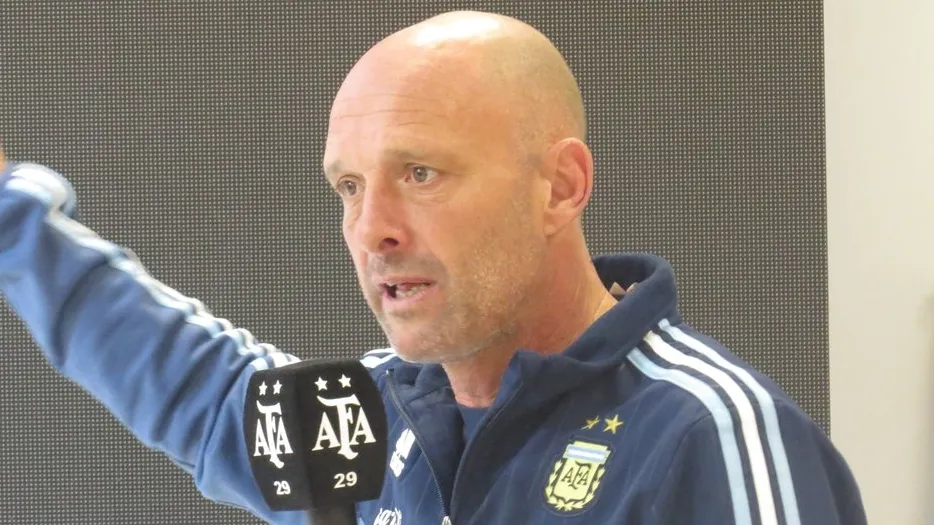 Hermes Desio en su cargo en la Asociación del Fútbol Argentino con todas las selecciones juveniles de la Albiceleste.