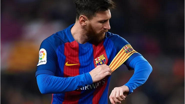 Messi con la camiseta del Barcelona y la jineta de capitán.