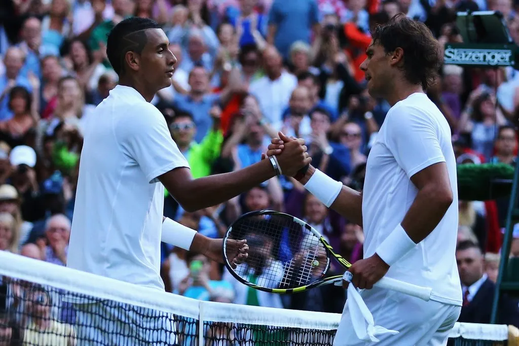 Nick Kyrgios estrecha la mano de Rafael Nadal tras su partido de cuarta ronda del Individual Masculino del Campeonato de Tenis sobre Hierba de Wimbledon (2014). | Getty Images