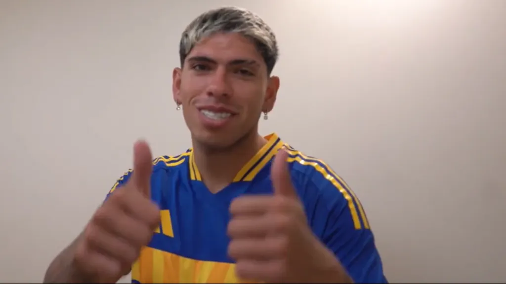 Carlos Palacios ya se muestra con la camiseta de Boca Juniors.