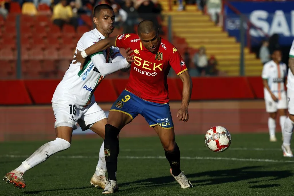 Leandro Benegas en acción por la Unión Española. (Andrés Piña/Photopsort).