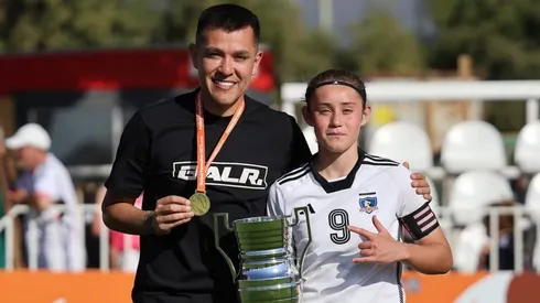 Carlos Muñoz junto a su hija Catalina, campeona en Colo Colo Sub 16