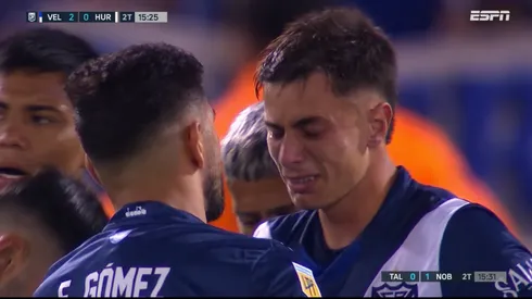 Valentín Gómez quedó llorando luego de recibir feroz patada.