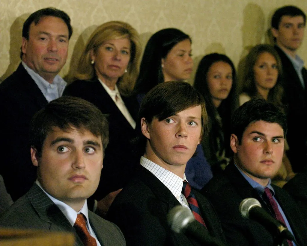 Duke Dave Evans, Collin Finnerty y Reade Seligmann escuchan al abogado Joe Cheshire hablar sobre la desestimación de los cargos (2007) | Imago