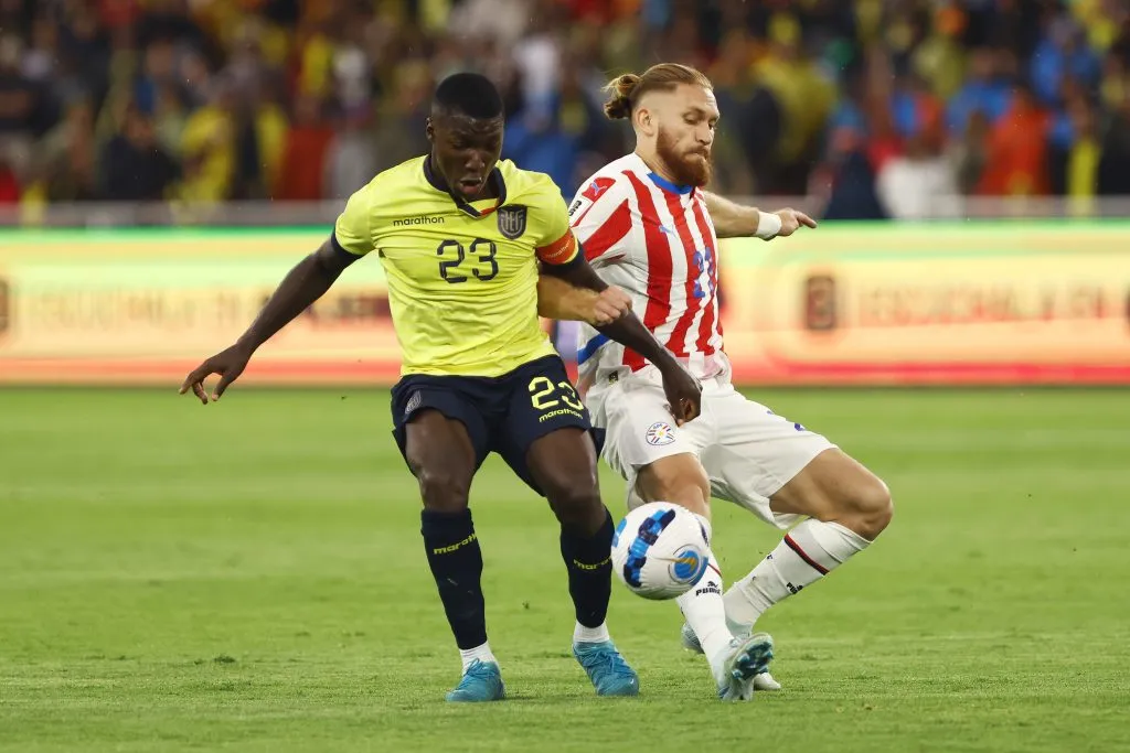 Isidro Pitta ante Moisés Caicedo. (Franklin Jacome/Getty Images).