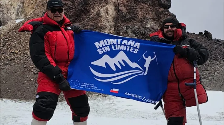 Julio Soto llega al crater del volcán más alto de Chile y del planeta.