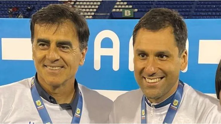 Maximiliano Quezada junto a Gustavo Quinteros tras la consagración de Vélez.