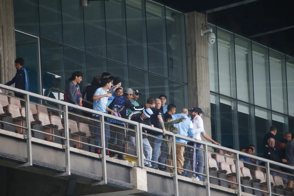 El grupo que fue al palco a encarar a los dirigentes /Photosport