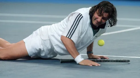 Ilie Nastase antes de un partido de exhibición en Moscú en 1994.