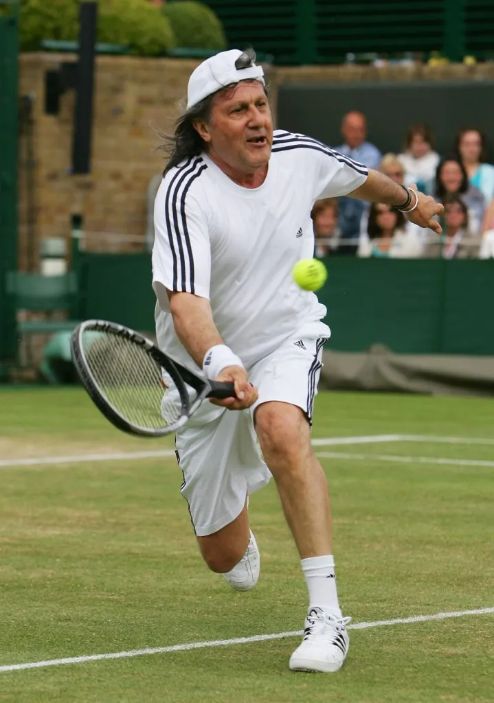 Ilie Nastase juega una derecha durante el partido de dobles del Senior Gentleman’s Invitational contra Jeremy Bates de Gran Bretaña y Anders Jarryd de Suecia (2007)