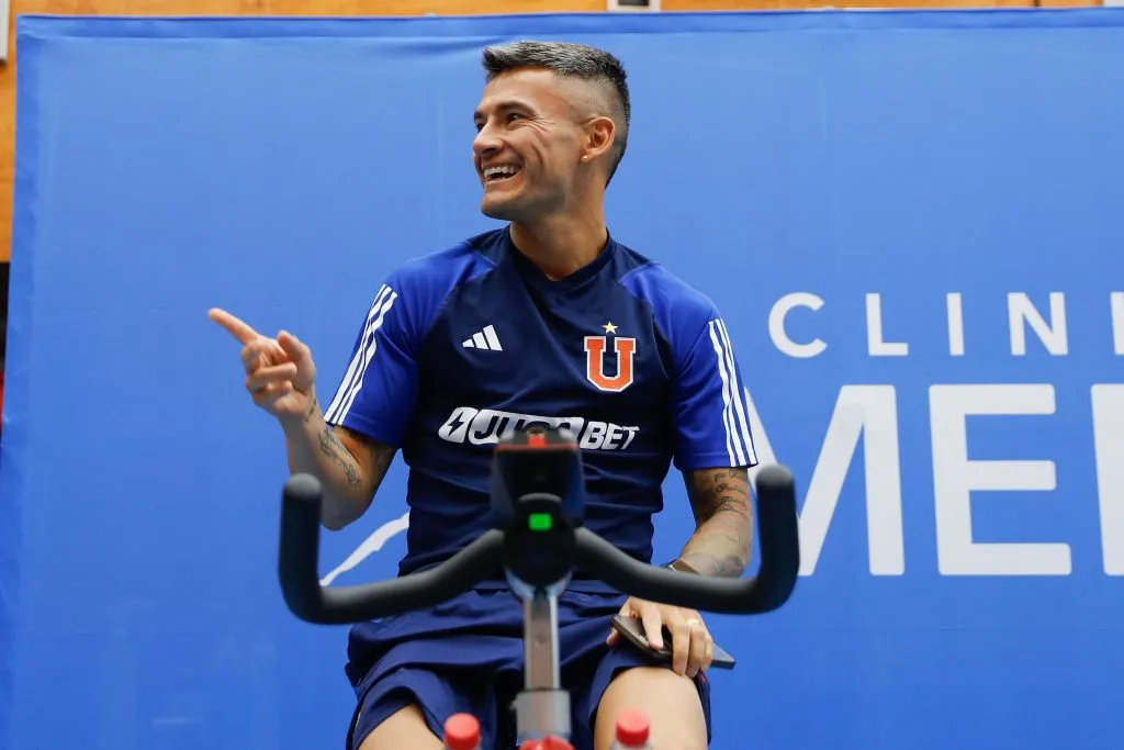 Charles Aránguiz también se sometió a evaluaciones con el plantel de la U. Foto: U de Chile.