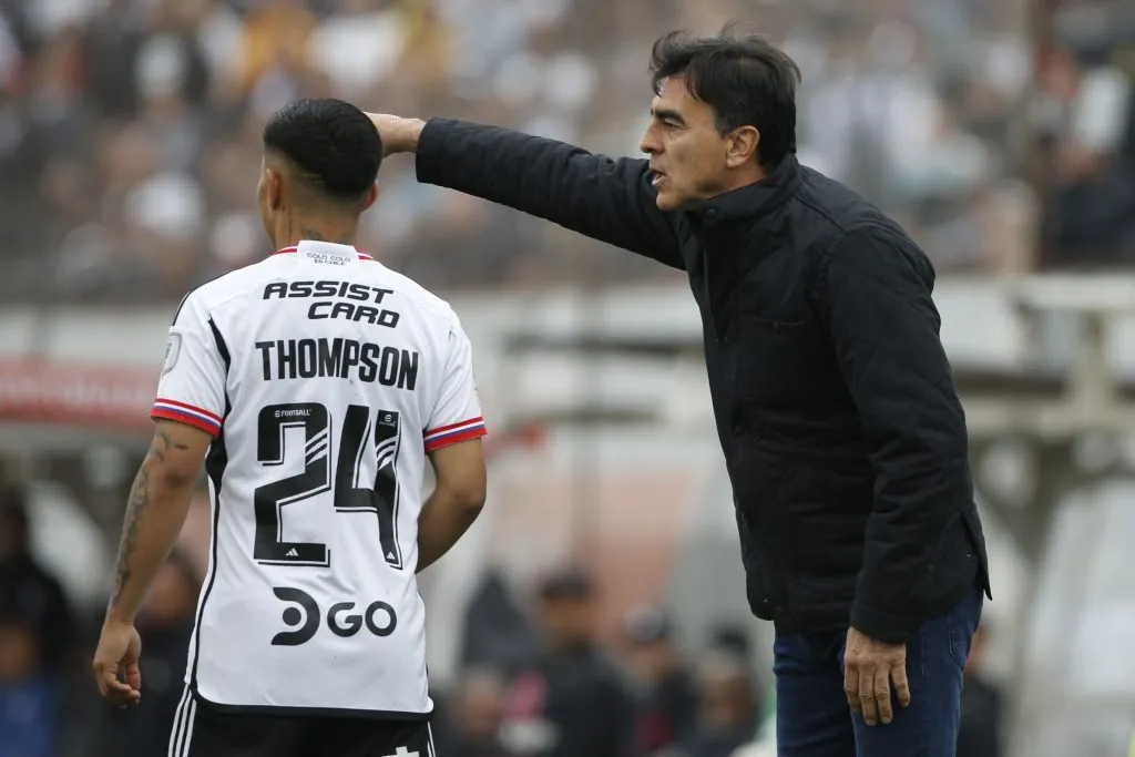 Jordhy Thompson tuvo muchos minutos en Colo Colo bajo la dirección técnica de Gustavo Quinteros. (Dragomir Yankovic/Photosport).