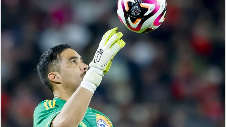 Bravo tiene la chance de llegar a Colo Colo y salir del retiro