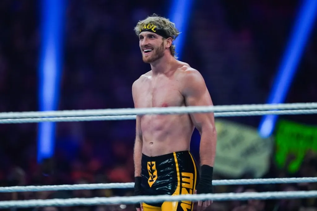 SAN ANTONIO, TEXAS – 28 de enero, 2023: Logan Paul lucha durante el WWE Royal Rumble en el Alamodome (Getty Images)