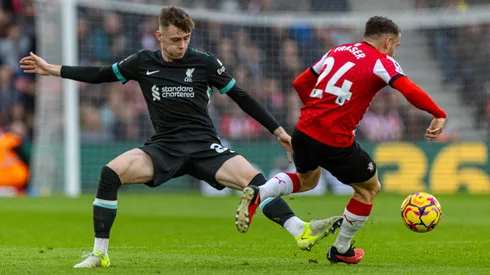 Conor Bradley y Ryan Fraser en el juego que Liverpool le ganó por 3-2 a Southampton en el St Mary's Stadium.