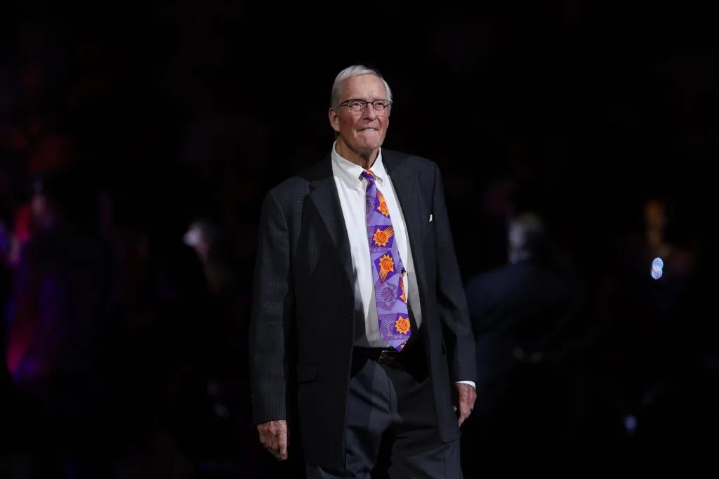 PHOENIX, ARIZONA – 28 de octubre, 2023: El ex jugador de los Suns, Dick Van Arsdale, es presentado en el nuevo Anillo de Honor de los Phoenix Suns durante el partido de la NBA contra los Utah Jazz en el Footprint Center (Getty Images).