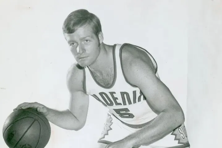 Dick Van Arsdale usando el n° 5