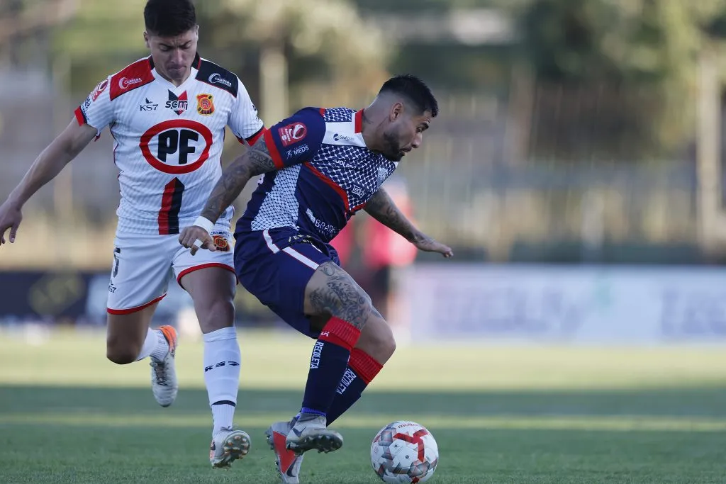 Roberto Riveros en acción por Deportes Recoleta. (Pepe Alvujar/Photosport).
