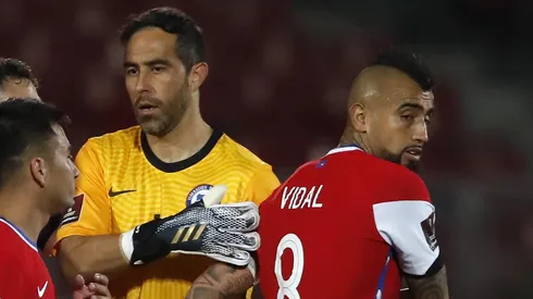 Claudio Bravo suena en Colo Colo, pero en el camarín no lo ven con buenos ojos.