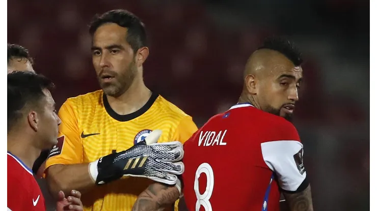 Claudio Bravo suena en Colo Colo, pero en el camarín no lo ven con buenos ojos.