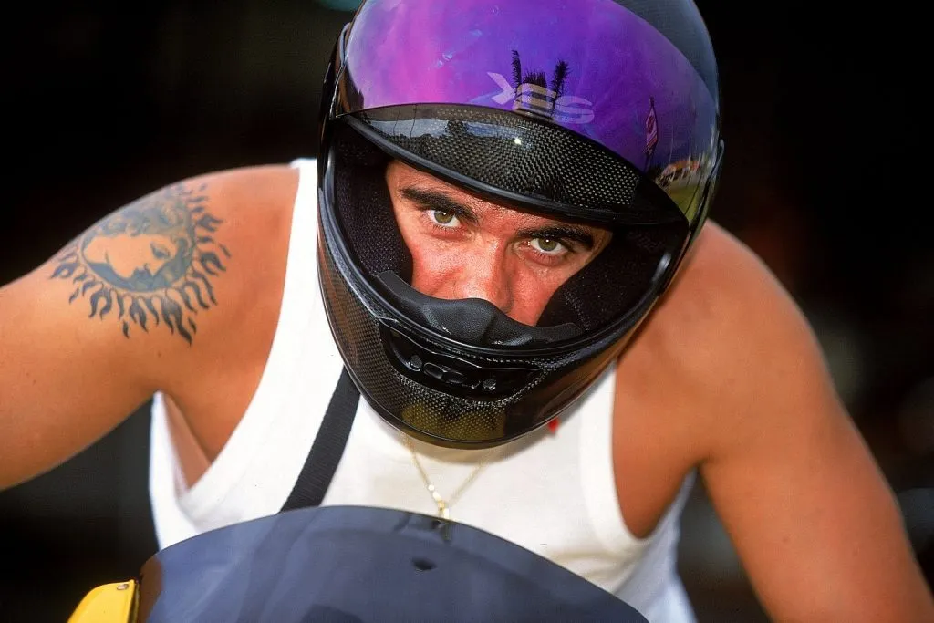 PERTH, AUSTRALIA – 2000: Mark Philippoussis posa para una foto en su nueva Ducati durante los campeonatos de tenis de la Copa Hopman (Getty Images).