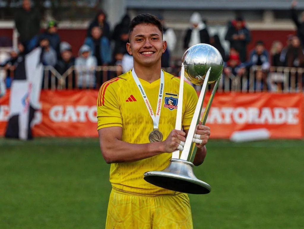 El arquero campeón de la proyección renueva en Colo Colo: ¿terminará siendo el segundo meta del Cacique?