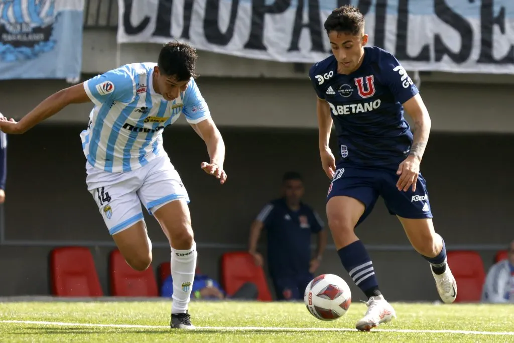 Felipe Espinoza marca a Lucas Assadi en un duelo entre Magallanes y U de Chile en 2023. (Andrés Piña/Photosport).