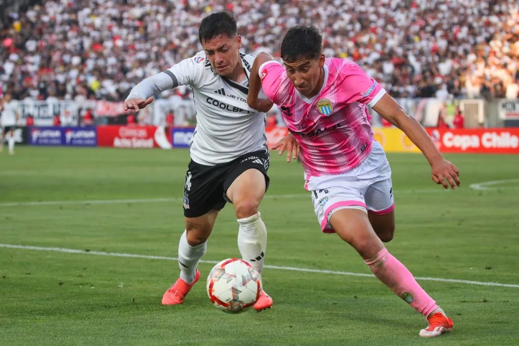 Felipe Espinoza marca a Cristián Zavala en la Copa Chile 2024. (Jonnathan Oyarzun/Photosport)