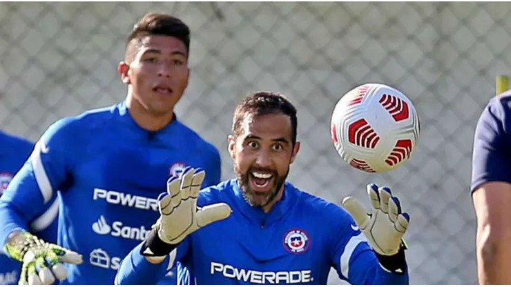 Bravo podría "heredar" los guantes de Cortés en Colo Colo.