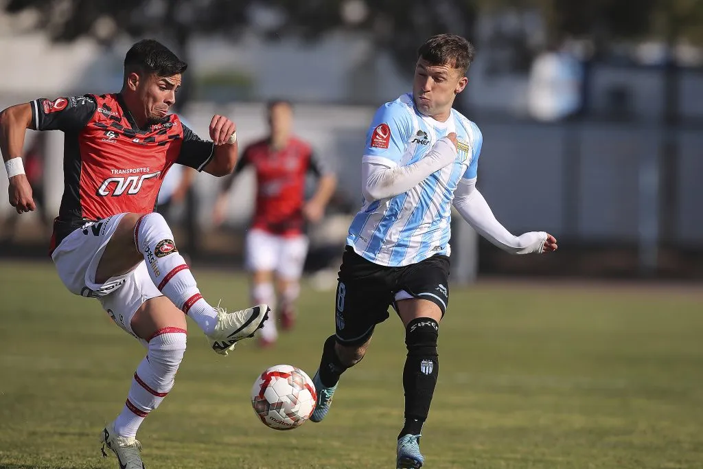 Carlos Morales en acción ante Magallanes. (Pepe Alvujar/Photosport).