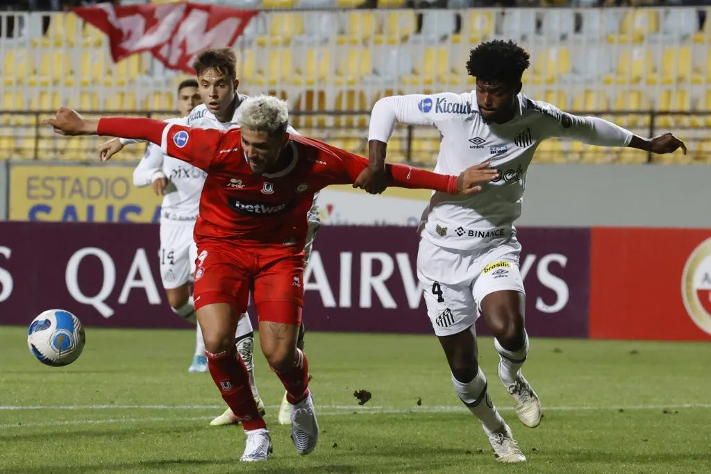 Eduardo Bauermann jugó ante Unión La Calera por el Santos en la Copa Sudamericana. En la imagen ante Lucas Passerini. (Raul Zamora/Photosport).