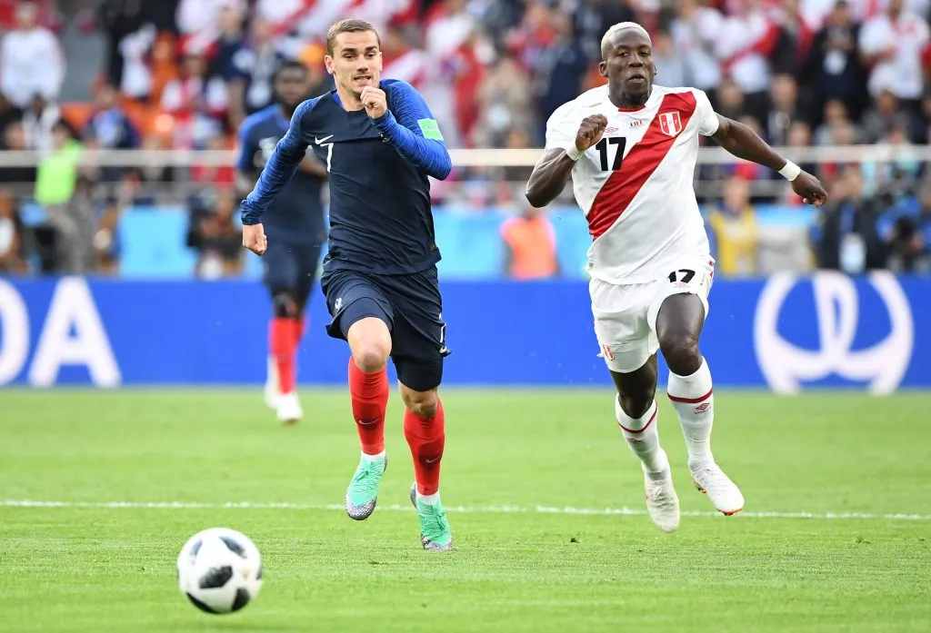 Luis Advíncula jugó el Mundial de Rusia 2018 con la selección peruana. En la imagen lucha con Antoine Griezmann de Francia, a la postre campeona. (Foto: Getty Images).