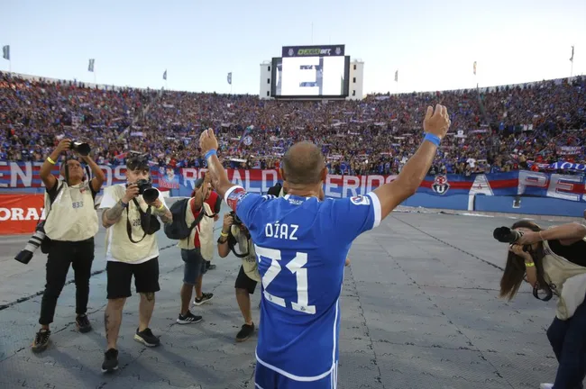 Caamaño se lanza en picada contra Azul Azul y sostiene que se castiga al hincha de la U tras una temporada en la fanaticada del Chuncho se portó y alentó como la que más.