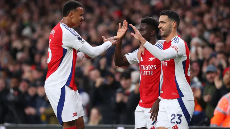 Los jugadores de Arsenal festejan el gol de Buyako Saka contra Nottingham Forest en la Premier League 2024/25.