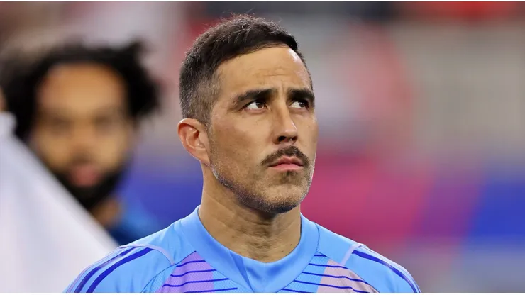Bravo está evaluando la opción de salir del retiro para atajar en Colo Colo.