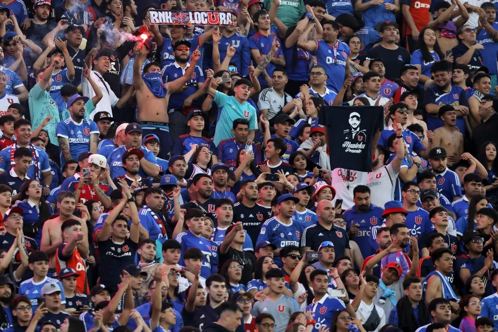 De igual forma en dos horas la U llevaba vendidos 4 mil abonos. Foto:  Javier Torres/Photosport