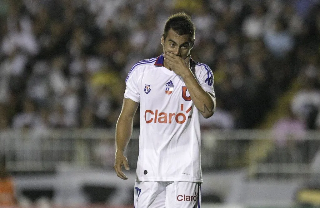 Eduardo Vargas desecha su regreso a la U por motivo familiar.