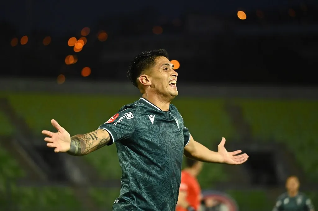 Juan Ignacio Duma celebra una de las 13 conquistas que marcó con la camiseta wanderina. (José Veas/Aton Chile).