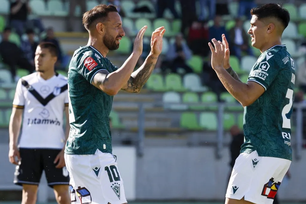Juan Ignacio Duma celebra con Marcelo Cañete, uno que no continuará en Wanderers. (Andres Pina/Photosport).