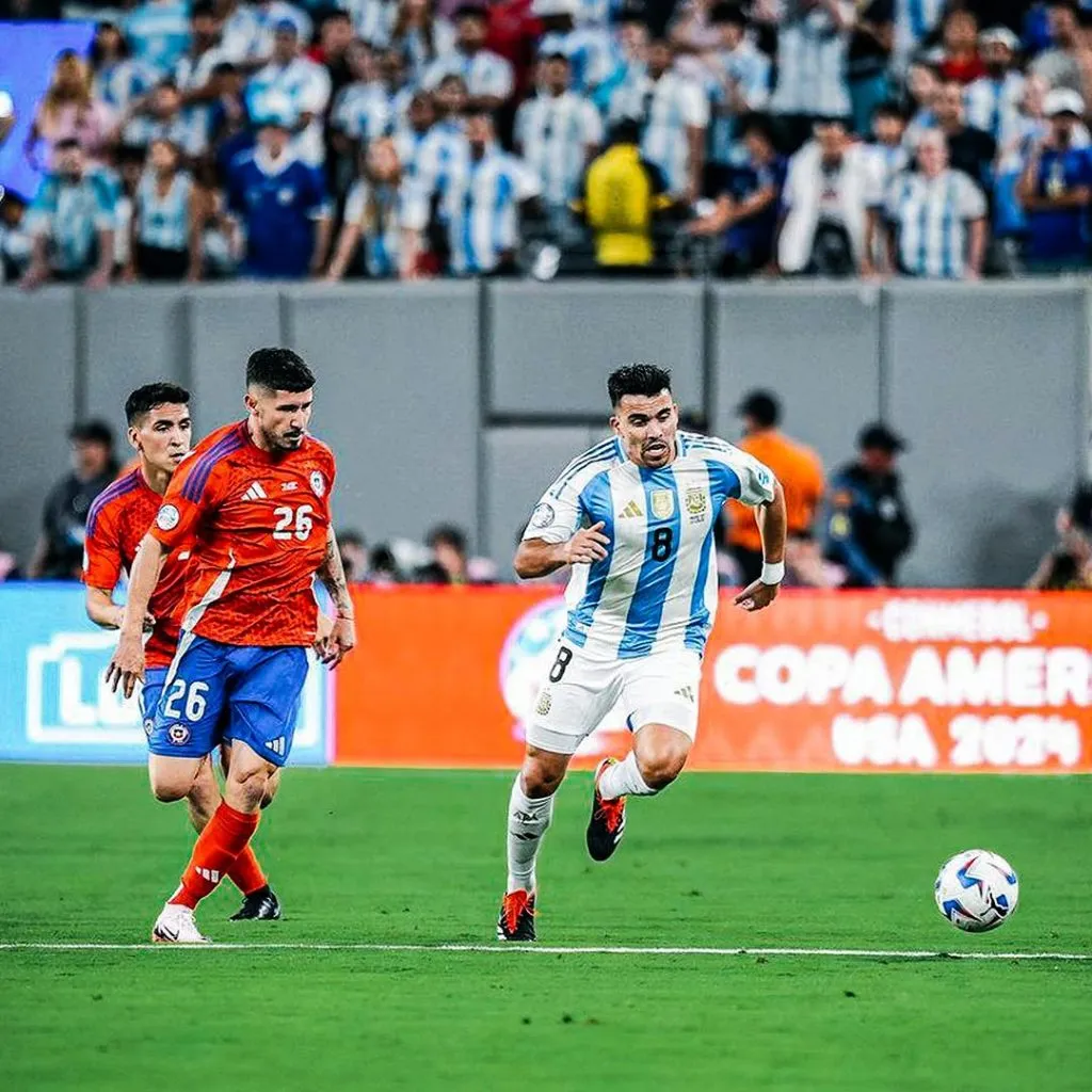 Nicolás Fernández persigue al Huevo Acuña en la Copa América 2024. (Foto: Comunicaciones FFCh).