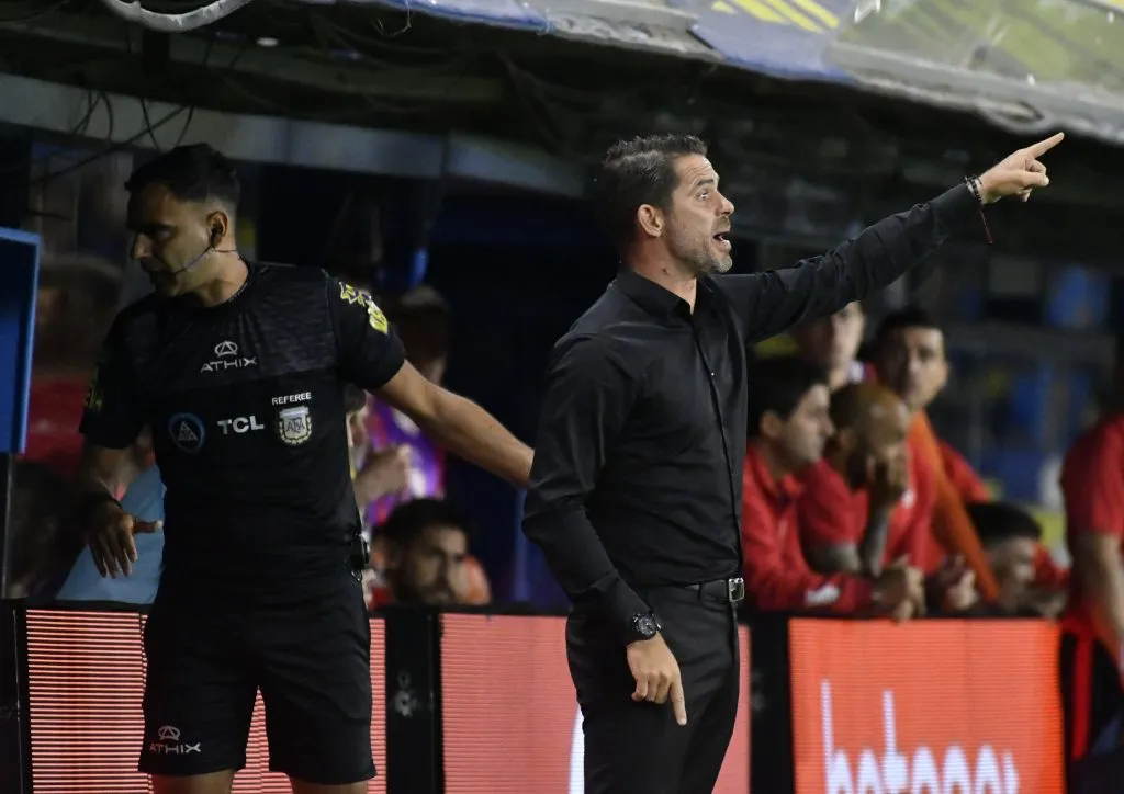 Fernando Gago da indicaciones en Boca Juniors. (Foto: Imago).