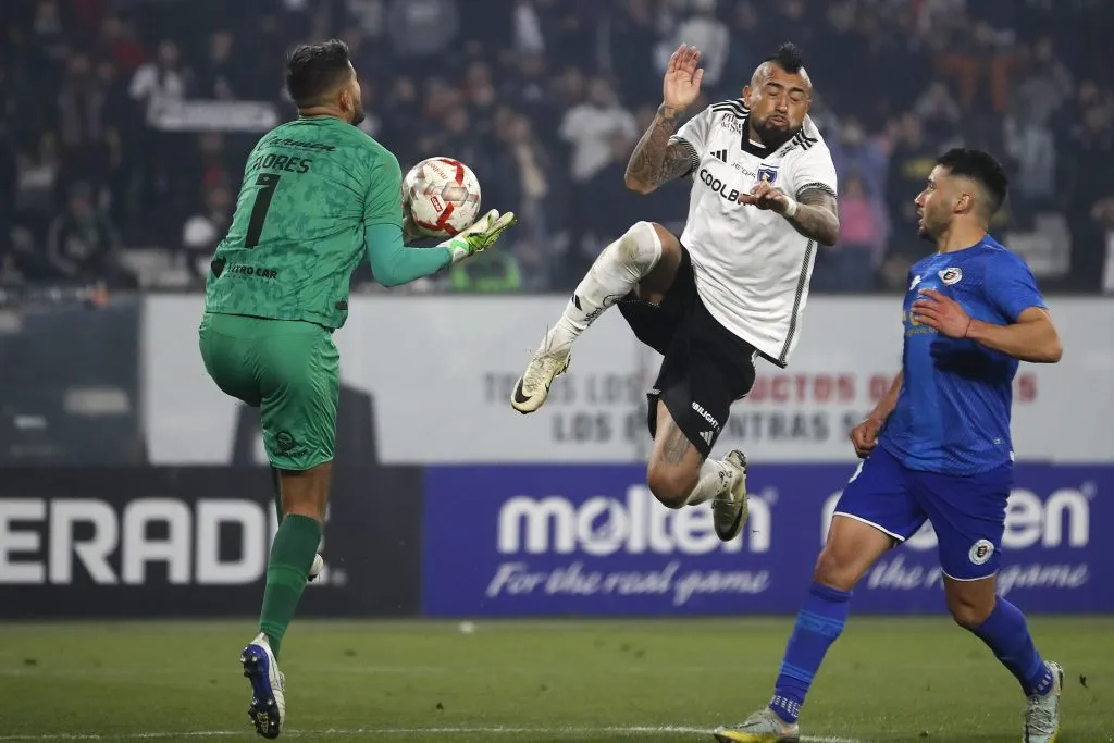 Gonzalo Flores en acción ante Colo Colo por Deportes Santa Cruz en la Copa Chile. (Felipe Zanca/Photosport).