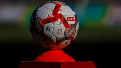 La pelota con la que se disputó el duelo de ida entre Deportes Limache y Antofagasta, por los cuartos de final de la Liguilla de Ascenso de la Primera B 2024.
