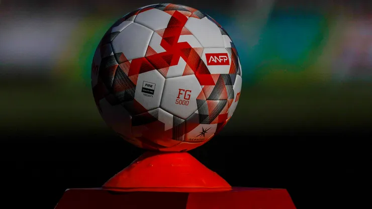 La pelota con la que se disputó el duelo de ida entre Deportes Limache y Antofagasta, por los cuartos de final de la Liguilla de Ascenso de la Primera B 2024.